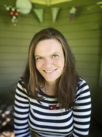 84. Plotting Short Stories with Emily Devane